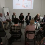 Uczestnicy debaty; widok z widowni