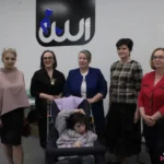 Od lewej stoją: Pani Anna Augustyniak – Zastępca Prezydenta Miasta Lublin ds. Społecznych, Pani Anna Bieganowska-Skóra – Prezes LFOON-SW, Panie Anna Nowak i Agnieszka Nowak ze Stowarzyszenia na Rzecz Dzieci i Dorosłych z Mózgowym Porażeniem Dziecięcym „Żurawinka” (Poznań), Pani Joanna Olszewska – Dyrektor Wydziału ds. Osób Niepełnosprawnych UM Lublin, Pani Małgorzata Romanko – Dyrektor Regionalnego Ośrodka Polityki Społecznej w Lublinie