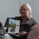 Pani Agnieszka Jędrzejczak-Sprycha – Sekretarz redakcji i wydawca magazynu „Integracja”; trzymająca w rękach archiwalny numer pisma