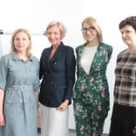 Od lewej stoją: Pani Małgorzata Paprota – Dyrektor Oddziału Lubelskiego Państwowego Funduszu Osób Niepełnosprawnych, Pani Monika Lipińska – Zastępca Prezydenta Miasta Lublin w latach 2011 – 2024, obecnie Wiceprezes Zarządu MOSiR, Pani Paulina Malinowska-Kowalczyk – Doradca Prezydenta RP, Pani Joanna Olszewska – Dyrektor Wydziału ds. Osób Niepełnosprawnych Urzędu Miasta Lublin