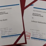 Dokumenty upamiętniające przyznanie tytułu Ambasadora Akcji Społecznej "Przewijamy Polskę" dla Emmy Bzdak i Łukasza Siatkowskiego