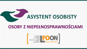 Grafika informacyjna na białym tle z ciemnozielonym obramowaniem. W lewym górnym rogu znajduje się symbol dwóch splecionych dłoni – dolna w kolorze ciemnozielonym, górna w kolorze fioletowym. Obok symbolu widnieje ciemnozielony napis „ASYSTENT OSOBISTY”, a poniżej, na środku, fioletowy napis „OSOBY Z NIEPEŁNOSPRAWNOŚCIAMI”. W dolnej części, pośrodku, znajduje się logo LFOON